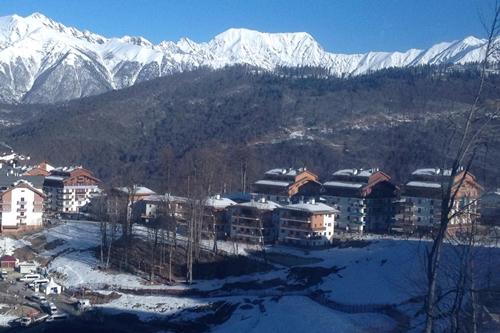 Uma das vilas olímpicas, alojamento dos atletas em Sochi, é cercada por motanhas / Foto: Esporte Alternativo